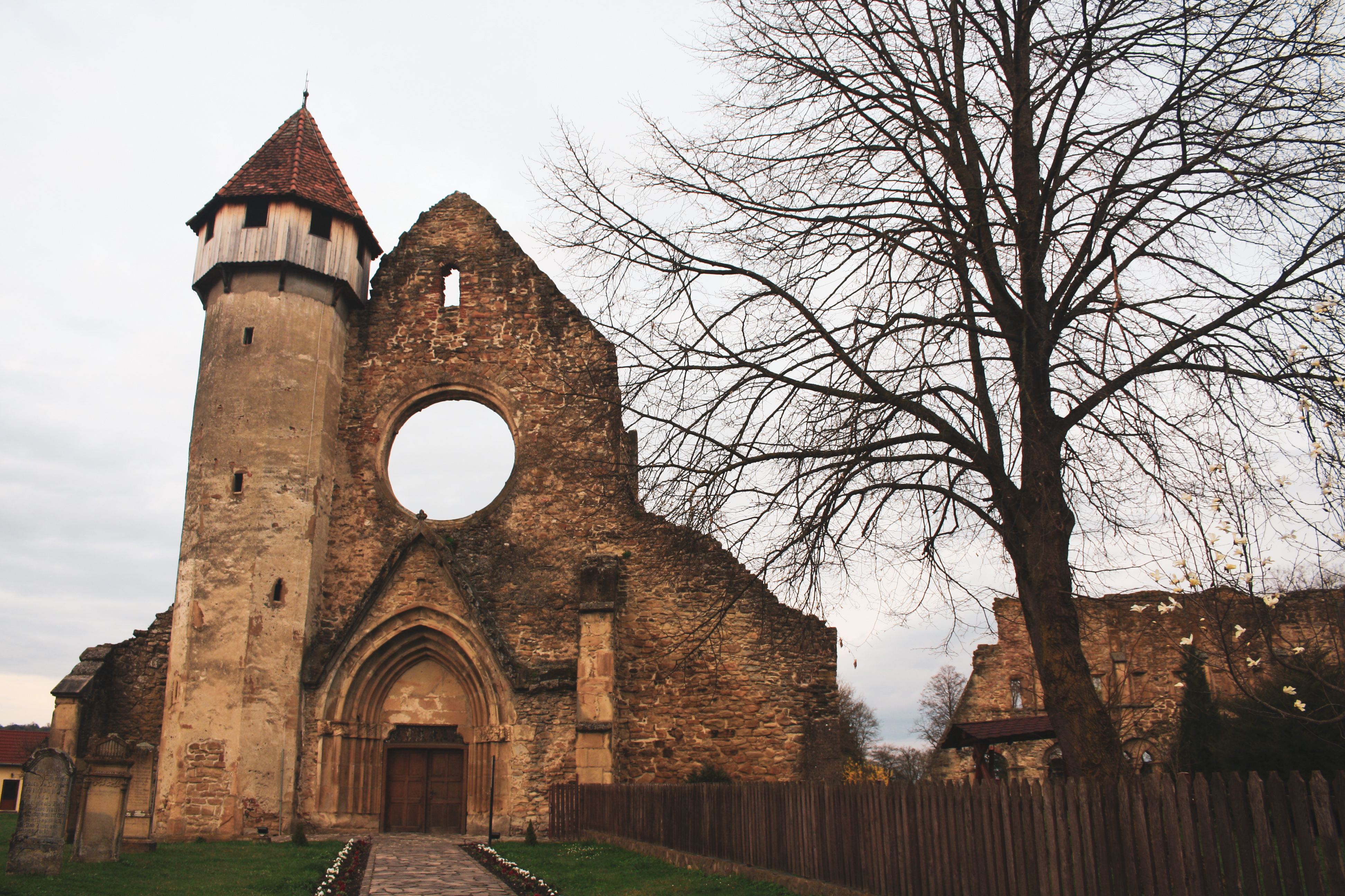   Klášter Carta – historický cisterciánský klášter v Transylvánii, známý svou gotickou architekturou a dlouhou historií.