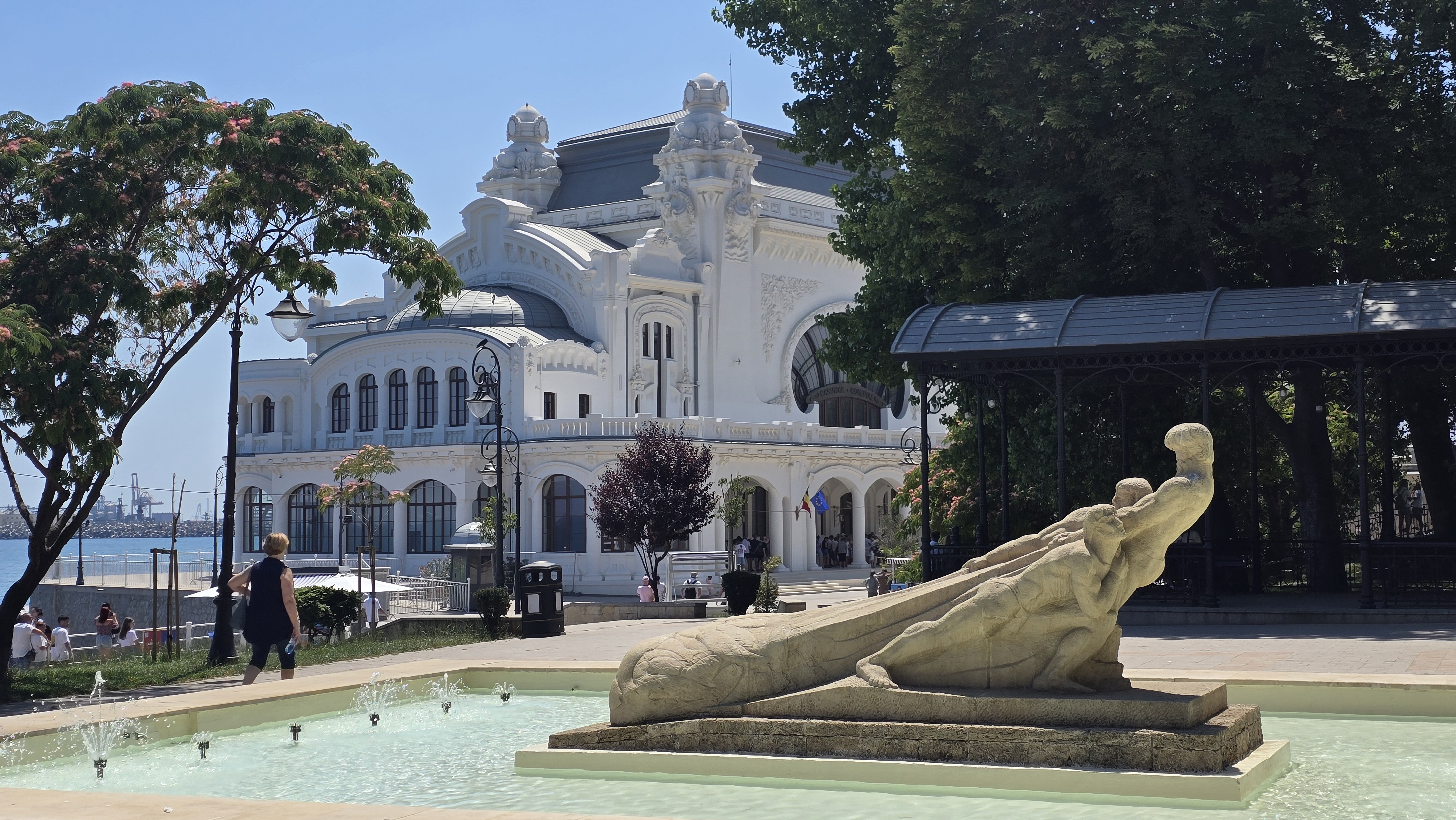Casino Constanța viděné z dálky přes den – secesní budova na pobřeží Černého moře.