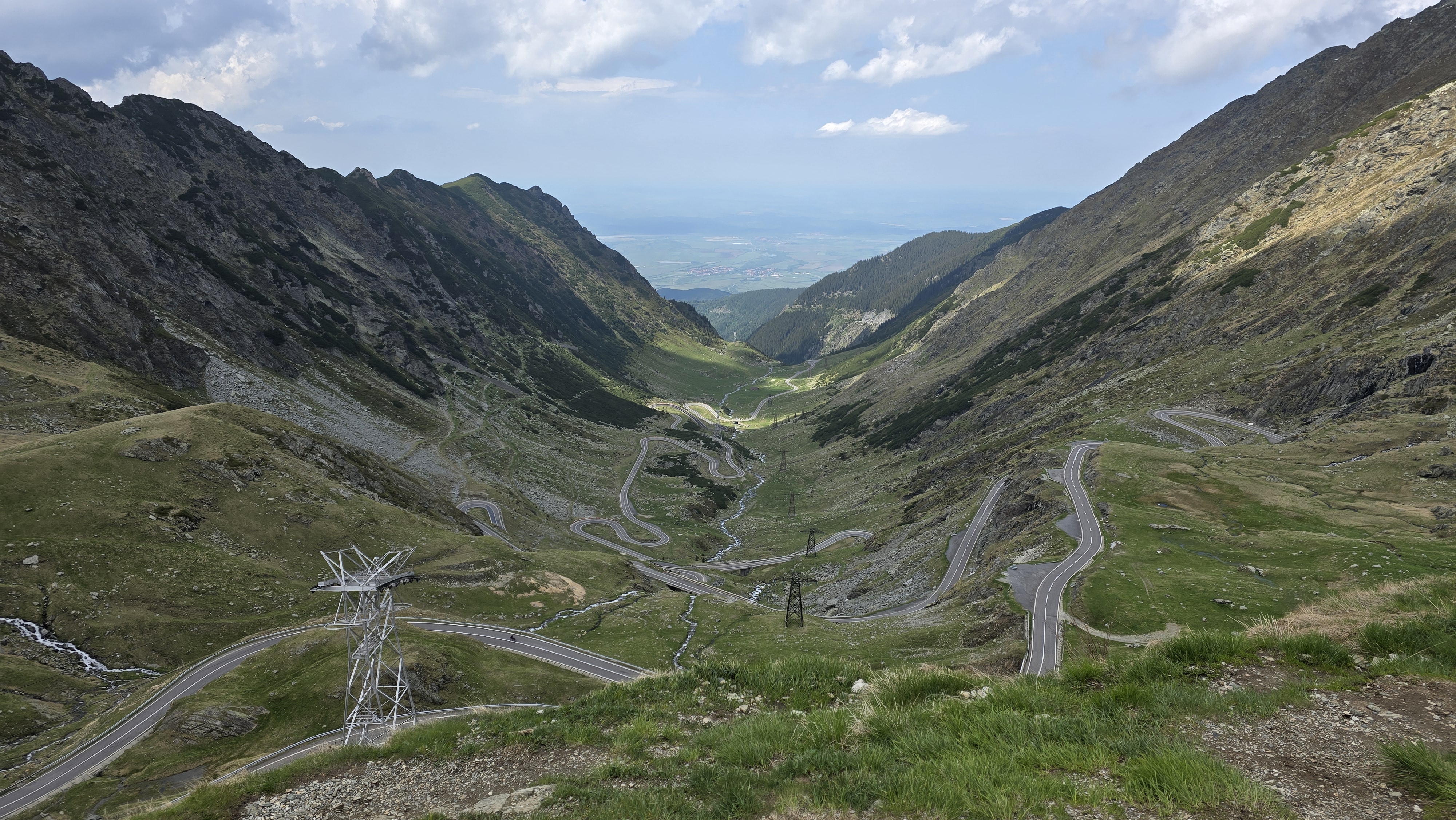 Výhled na silnici Transfăgărășan od jezera Balea v rumunských horách.