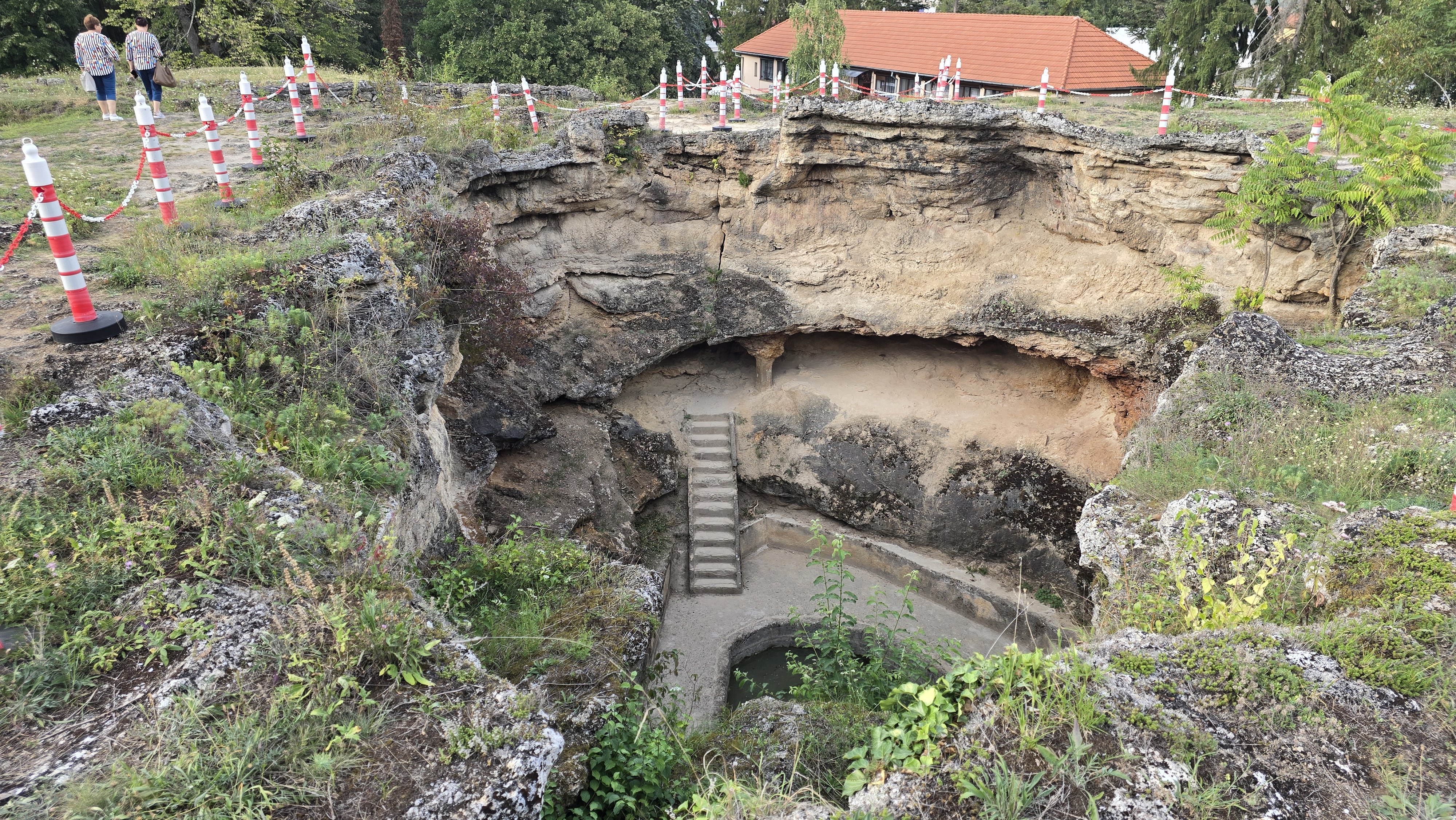 Pohled z vrchu na archeologické naleziště římských lázní v Geoagiu, Rumunsko.