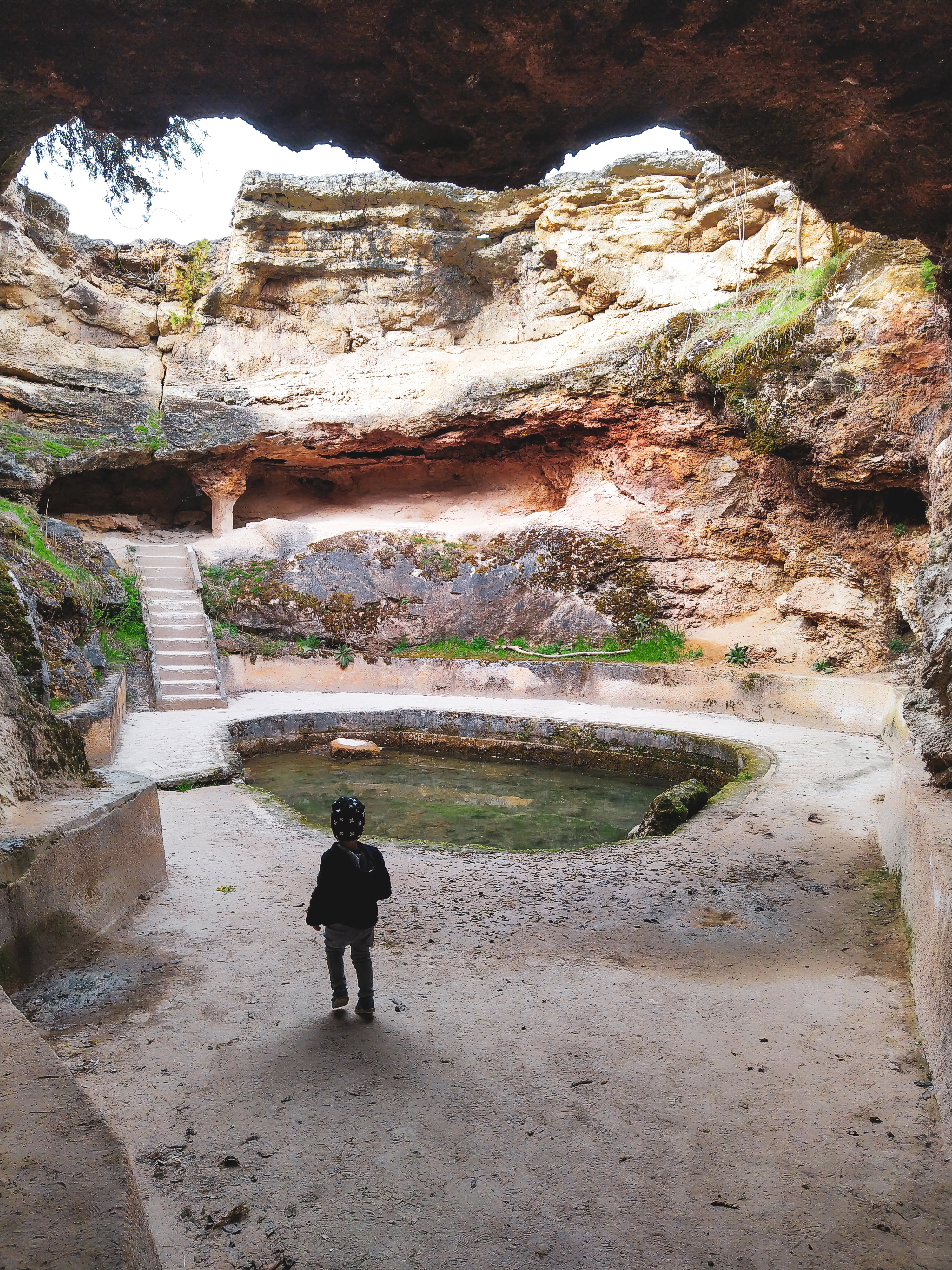 Římské lázně Geoagiu-Băi – pohled na minerální vodu zespodu, zachycující přírodní krásy termálních pramenů.