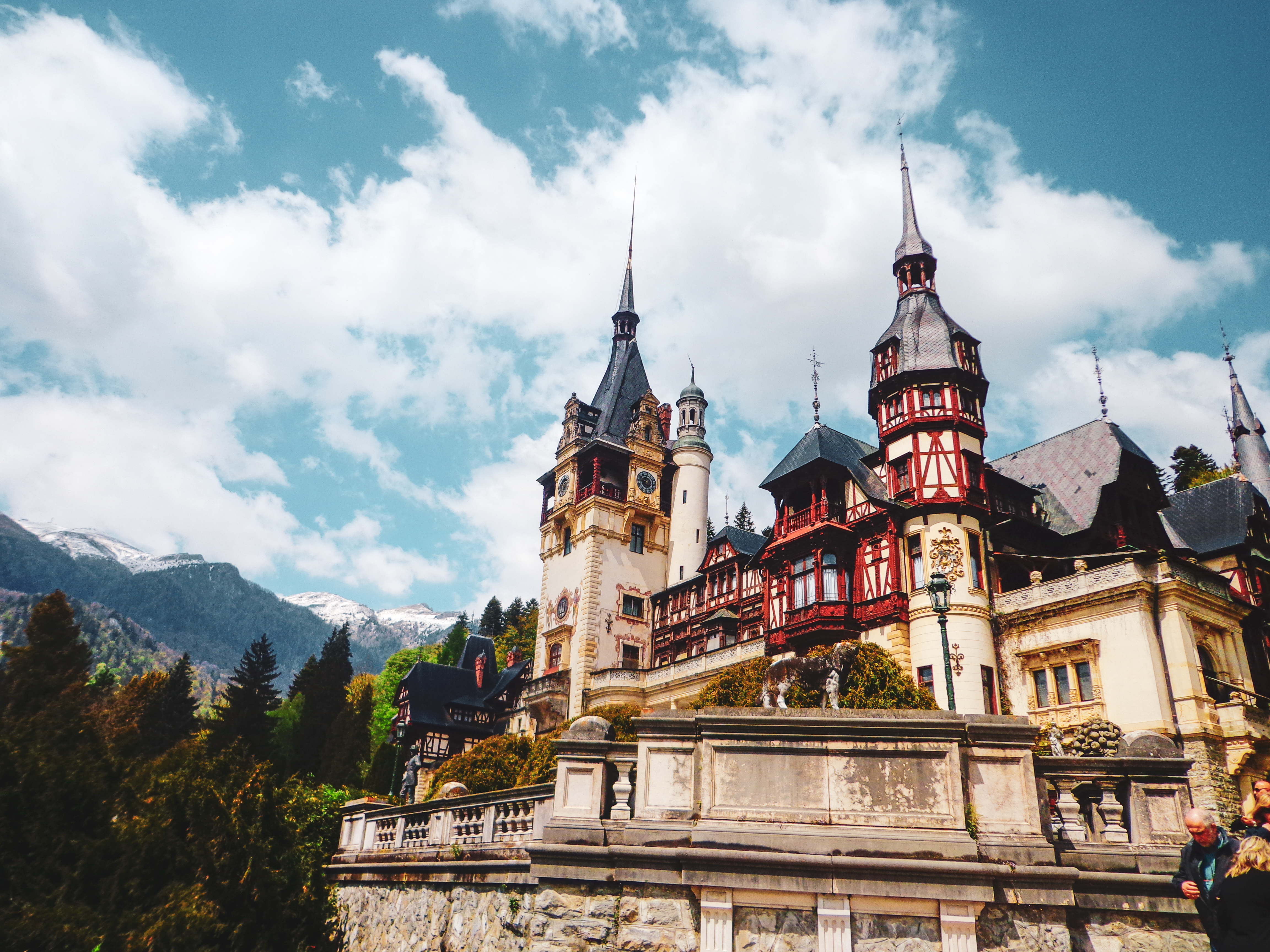 Hrad Peleș – pohled na tento impozantní neorenesanční hrad v Sinaia, Rumunsko, známý svou bohatou historií a architekturou.