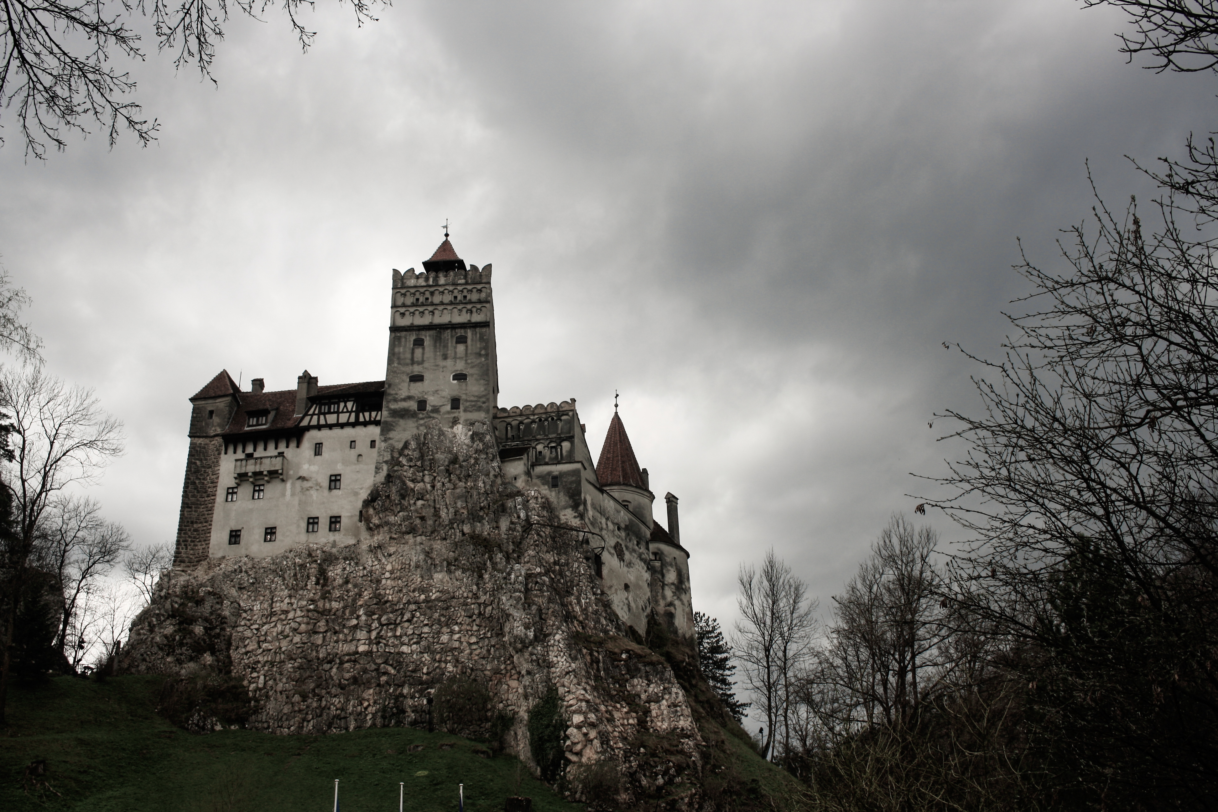 Hrad Bran, známý jako "Drákulův hrad", majestátní středověká pevnost v Transylvánii, symbol historické architektury Rumunska.