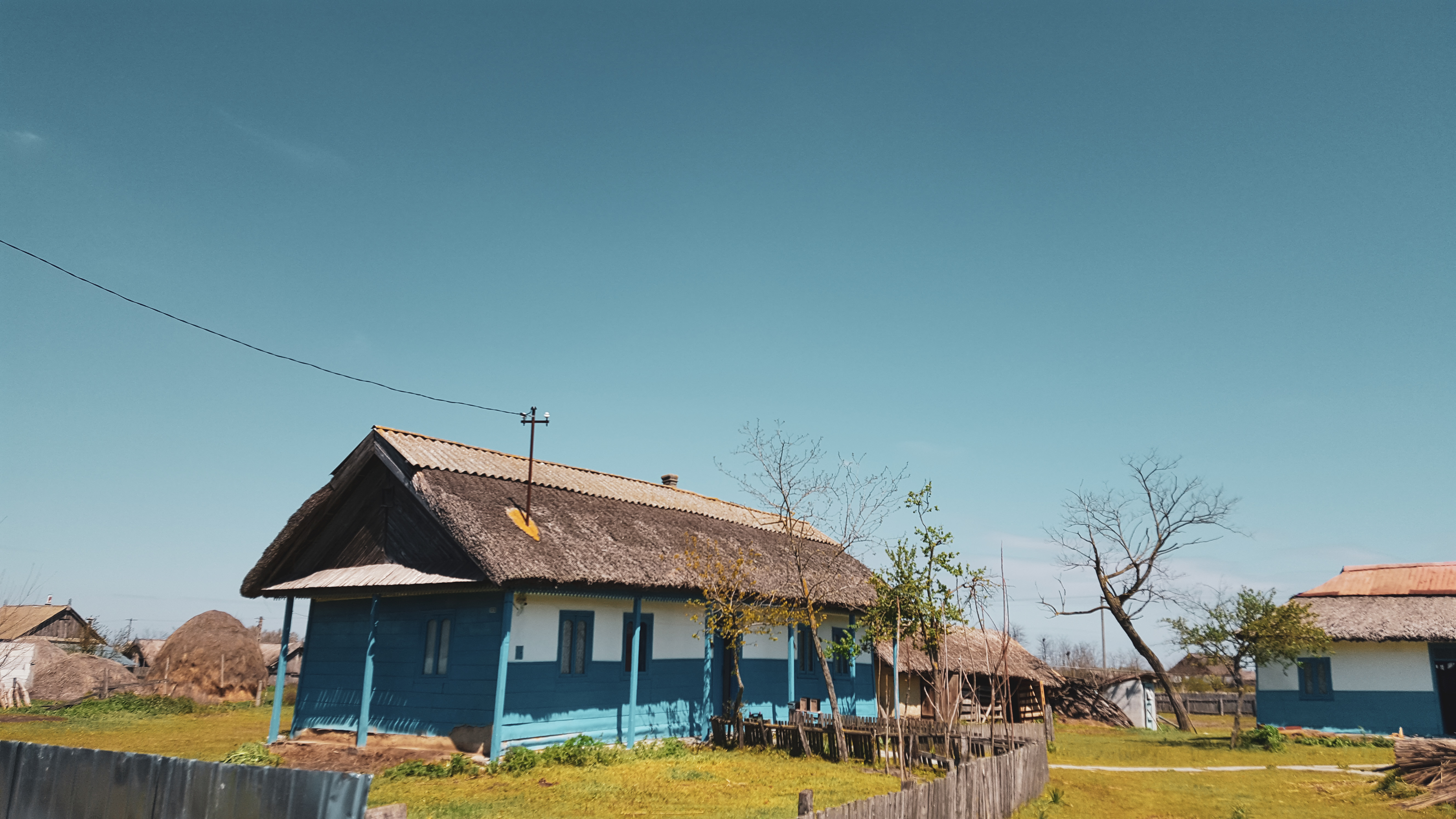 Tradiční domy ve vesnici Letea – pohled na venkovské domy v této historické vesnici, která je známá svou unikátní architekturou a atmosférou.