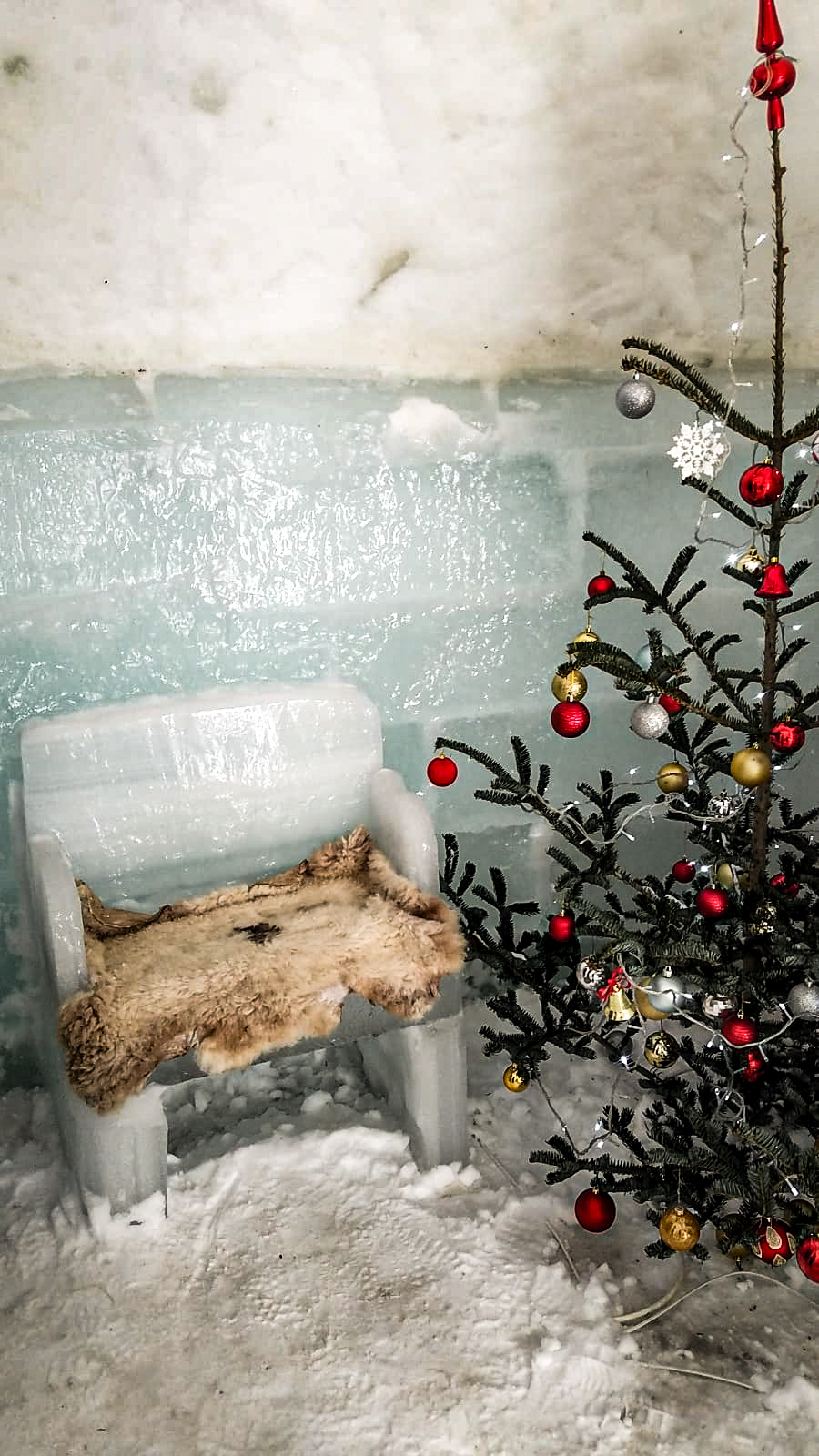 Hotel of Ice na Transfăgărășanu – ledový hotel postavený z ledu z jezera Bâlea, s ledovými sochami a unikátní architekturou.